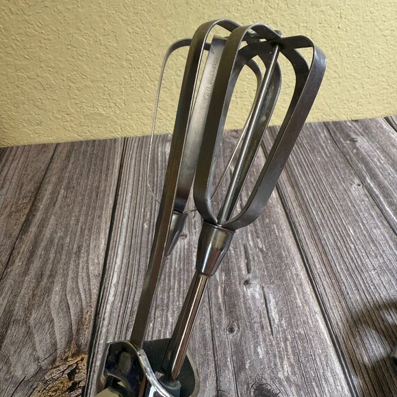 2 Vintage Egg Beaters 1 Red EKCO, 1 Unbranded Off-White Work Great SS Blades - Picture 7 of 8